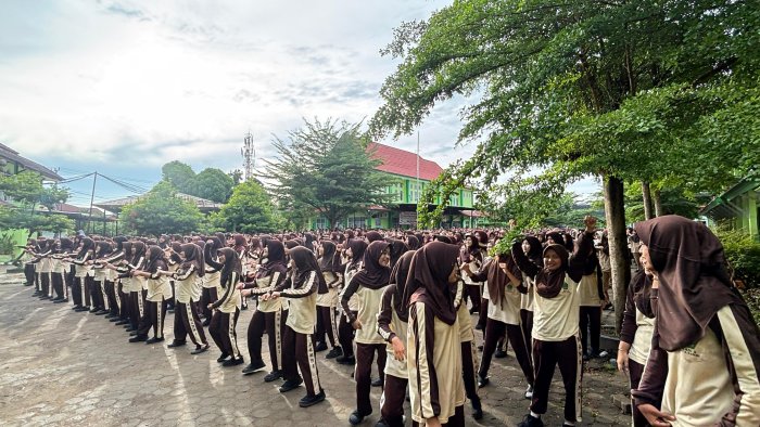 Guru dan Siswa MAN 2 Kota Jambi Antusias Ikuti Senam Pagi di Halaman Madrasah