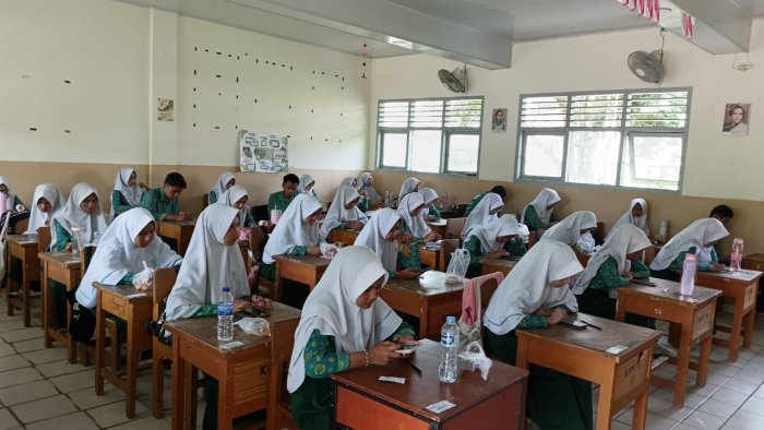 Suasana Cerah dan Semangat Siswa Kelas XI MAN 2 Kota Jambi Warnai Pelaksanaan PAS Ganjil 2025