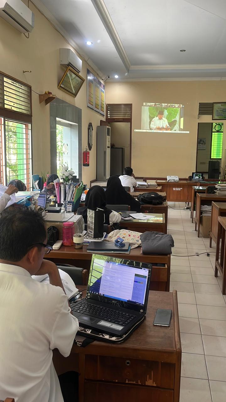 Guru MAN 2 Kota Jambi Nobar Pencanangan WBK dan WBBK Kanwil Kemenag Provinsi Jambi