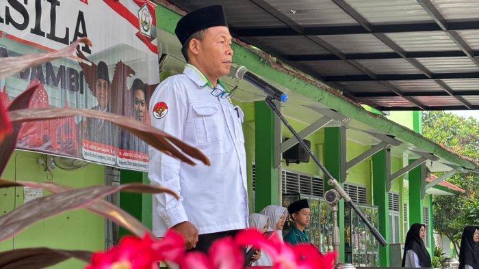 Wujud Syukur Bukan Hanya Ucapan, Tapi Inspirasi — Pesan Ali Imron di Upacara MAN 2 Kota Jambi