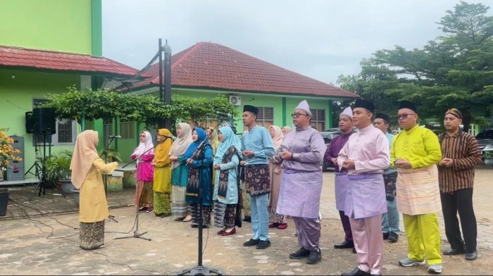 Nada Cinta untuk Guru: Persembahan Paduan Suara Warnai Upacara Hari Guru Nasional