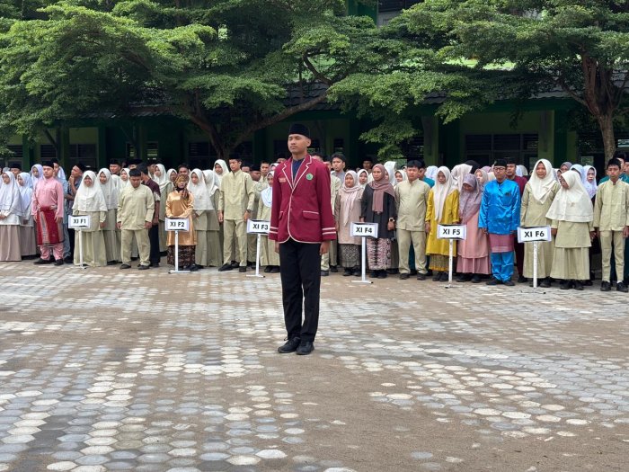 Upacara Bendera Awal Semester, Kepala MAN 2 Kota Jambi Ajak Siswa Upgrade Diri di Tahun 2026