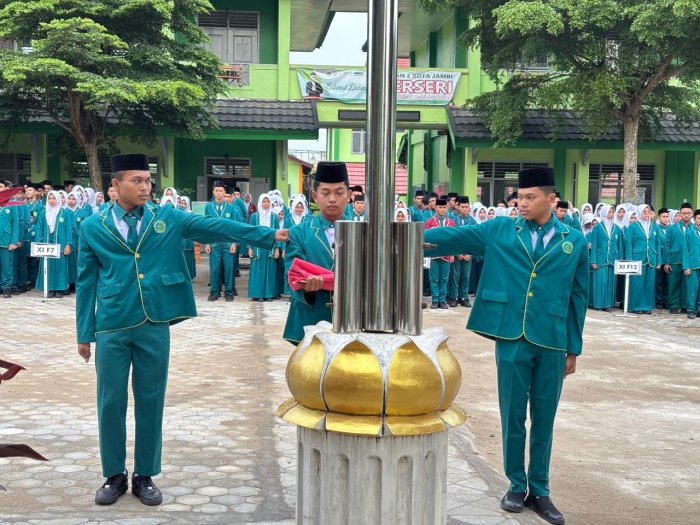 Dari Lapangan Madrasah: Pesan Karakter dan Prestasi Menggema di Upacara MAN 2 Kota Jambi
