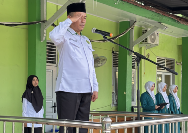 Upacara Bendera Awal Pekan, Kepala MAN 2 Kota Jambi Tekankan Kebersihan dan Disiplin Belajar Siswa