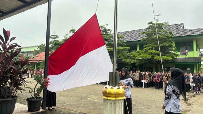 Keanggunan di Balik Tiang Bendera: Pengibaran Sang Saka oleh Trio Guru MAN 2 Kota Jambi Tinggalkan Kesan Mendalam