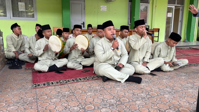 Tabuhan Penuh Harmoni di Jumat Berkah: Penampilan Hadroh MAN 2 Kota Jambi Memukau Jamaah