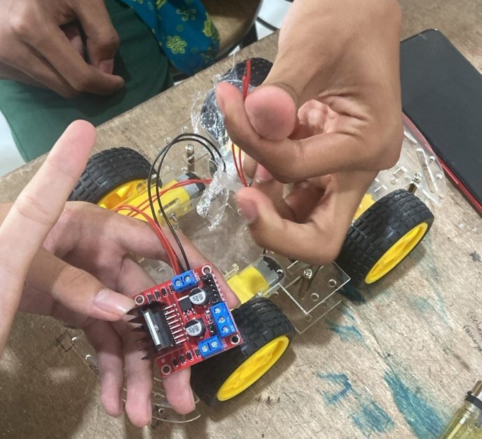 Saat Siswa MAN 2 Kota Jambi Merakit Robot dengan Semangat dan Ketelitian