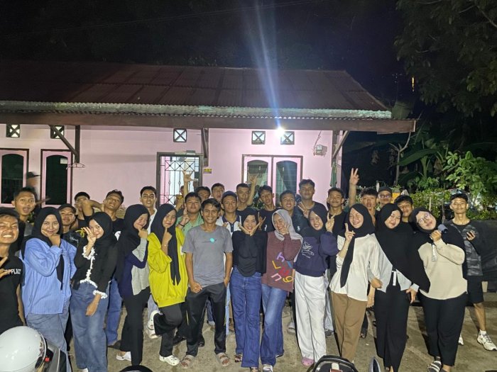 XII IIS 2 dan Wali Kelas yang Selalu Hadir: Kebersamaan yang Terjalin Tak Hanya di Madrasah