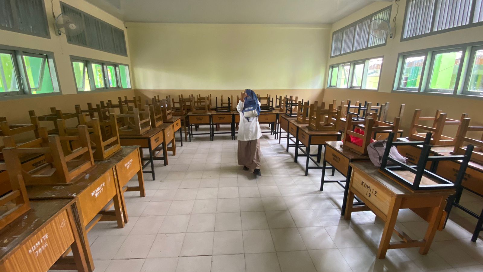 Kelas XII IIS 2 Wujudkan MAN 2 Kota Jambi BERSERI dengan Semangat Bergotong Royong