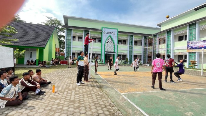 Babak Final Panas, Pembina OSIM Abdul Muis Turun Langsung Kawal Pertandingan