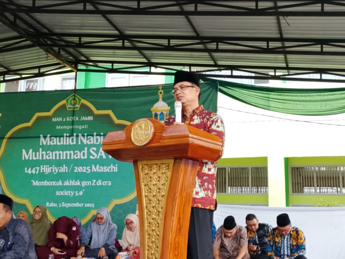 MAN 2 Kota Jambi Gelar Maulid Nabi, Ustadz Sofyan Tekankan Pentingnya Hormat kepada Guru