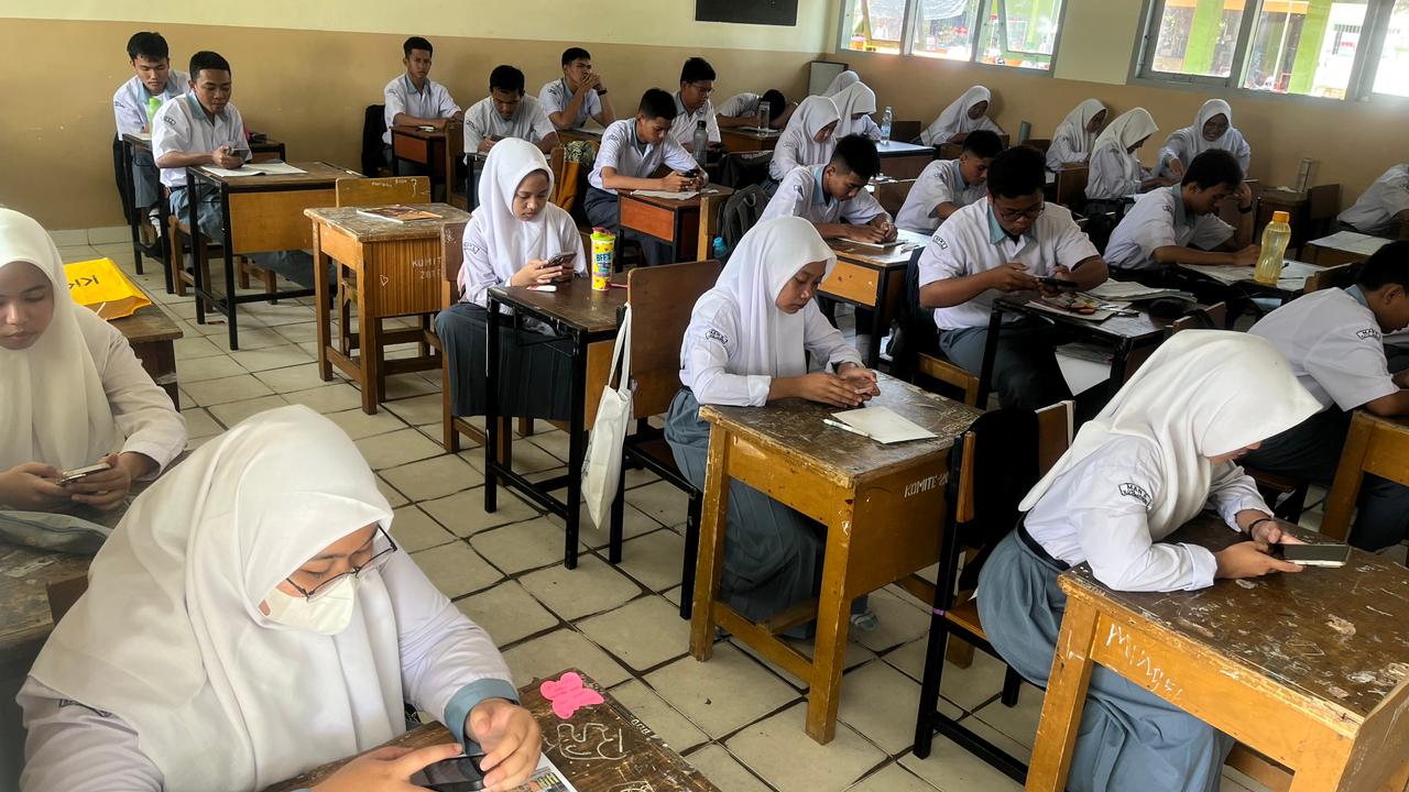 Panitia Ujian MAN 2 Kota Jambi Gelar Simulasi Ujian CBT Online untuk Pastikan Kelancaran Ujian Akhir Semester Ganjil
