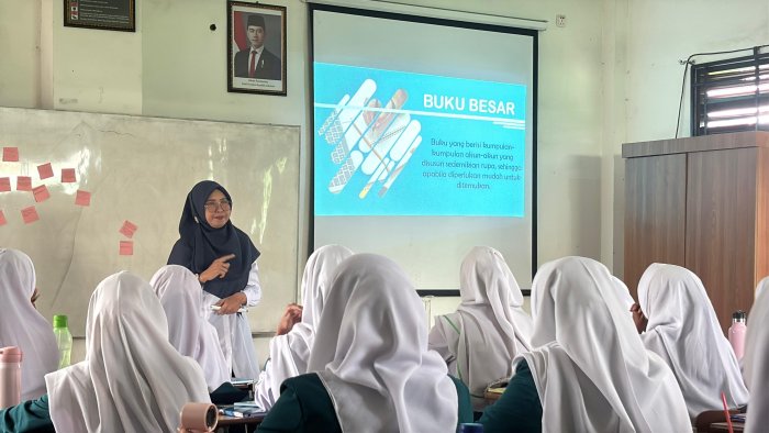 Tingkatkan Mutu Pembelajaran, Kepala MAN 2 Kota Jambi Lakukan Supervisi kepada Guru Ekonomi
