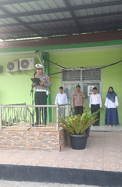 Satlantas Polresta Kota Jambi Hadir Pada Upacara Bendera di MAN 2 Kota  Jambi