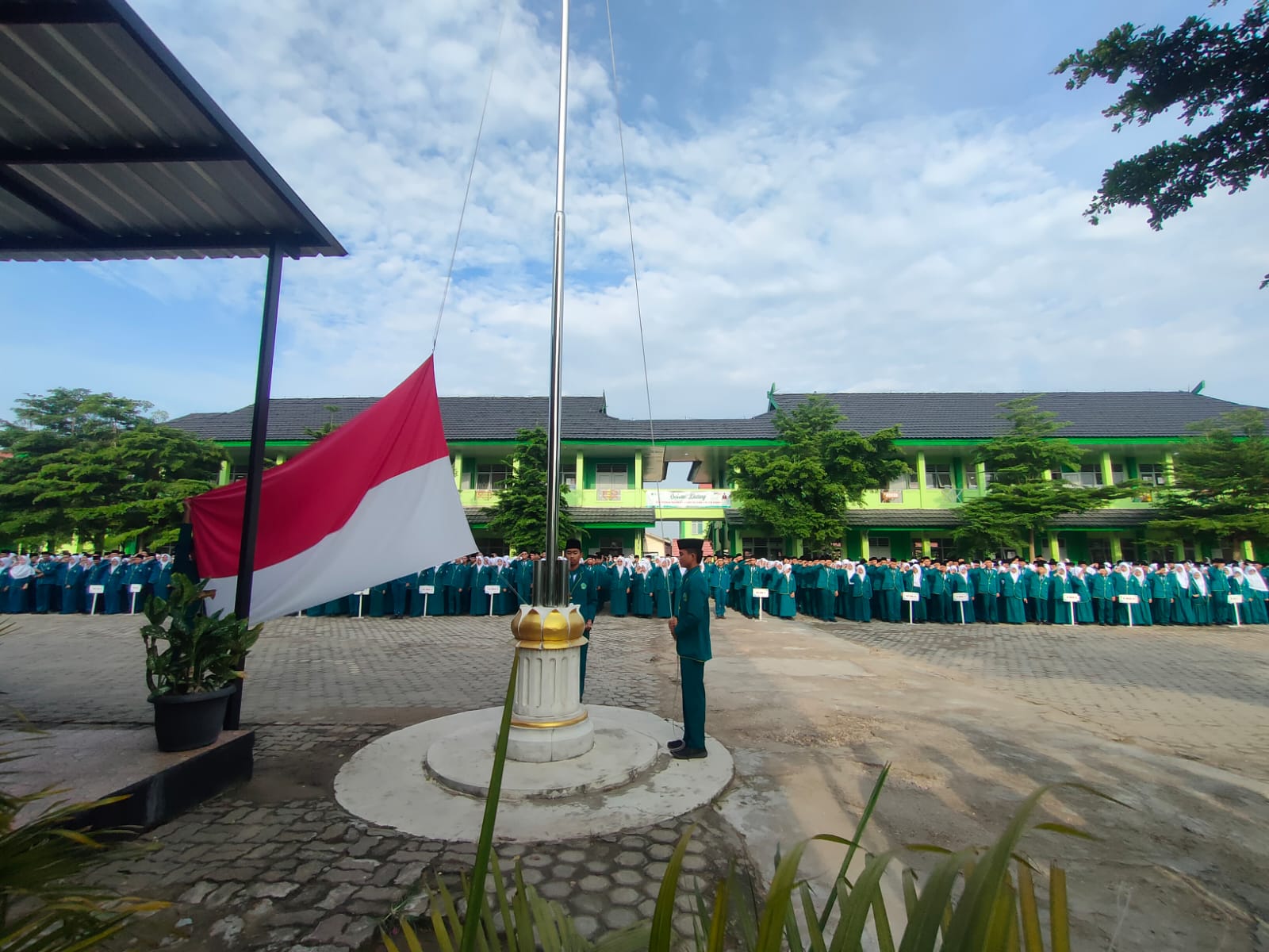 Pembina Upacara di MAN 2 Kota Jambi: Tekankan Penggunaan IT dan Disiplin Waktu