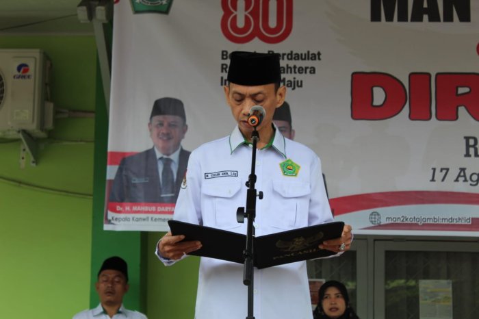 Upacara Bendera MAN 2 Kota Jambi, Waka Humas Tekankan Bijak Menyikapi Informasi