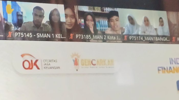 Seru! Dua Tim MAN 2 Kota Jambi Adu Cerdas di Lomba OJK Nasional Lewat Kahoot!