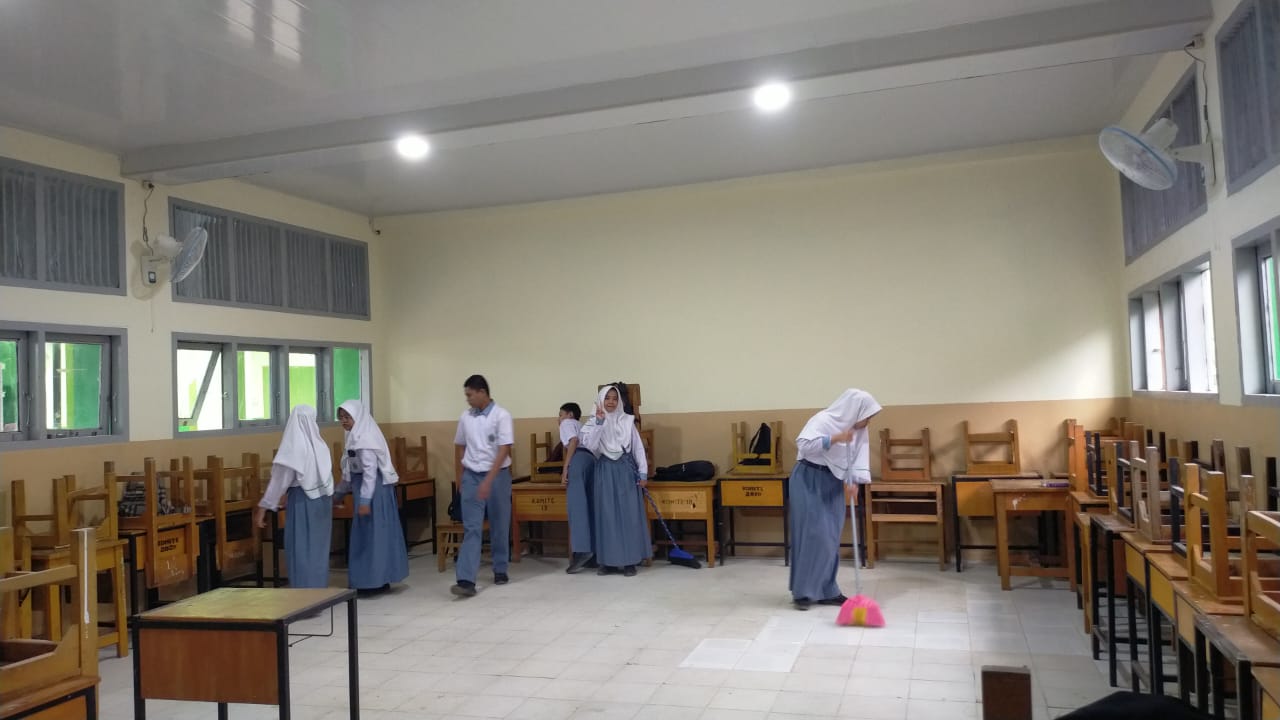 MAN 2 Kota Jambi BERSERI: Siswa-Siswi XI IIS 1 Bentuk Tim Piket Harian