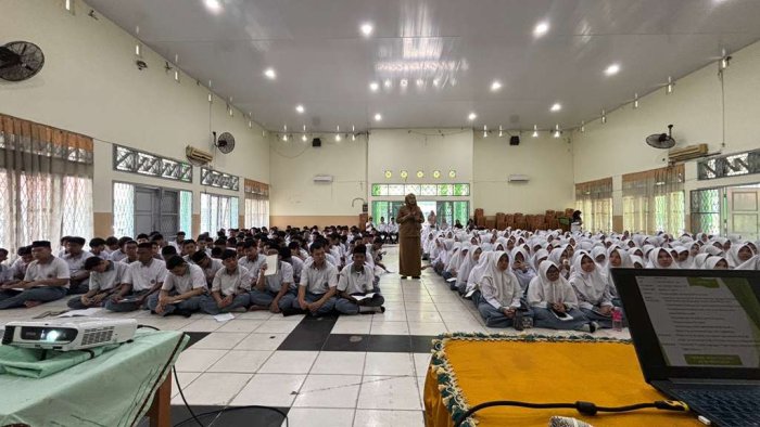 Belajar Kelola Sampah dari DLH dan Bank Sampah SIHKUMBANG, P5RA MAN 2 Kota Jambi Hari Kedua Lebih Hidup!