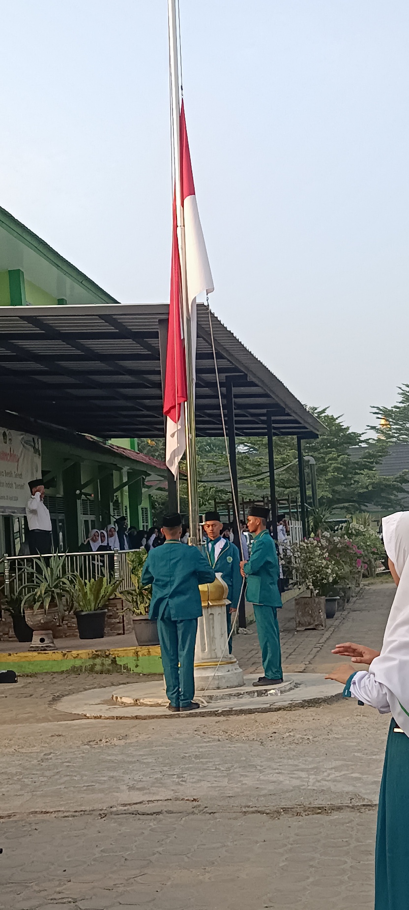 OSIM MAN 2 Kota Jambi Tampil Gemilang Sebagai Petugas Upacara, Panji Tekankan Disiplin dan Kepedulian terhadap Fasilitas Sekolah