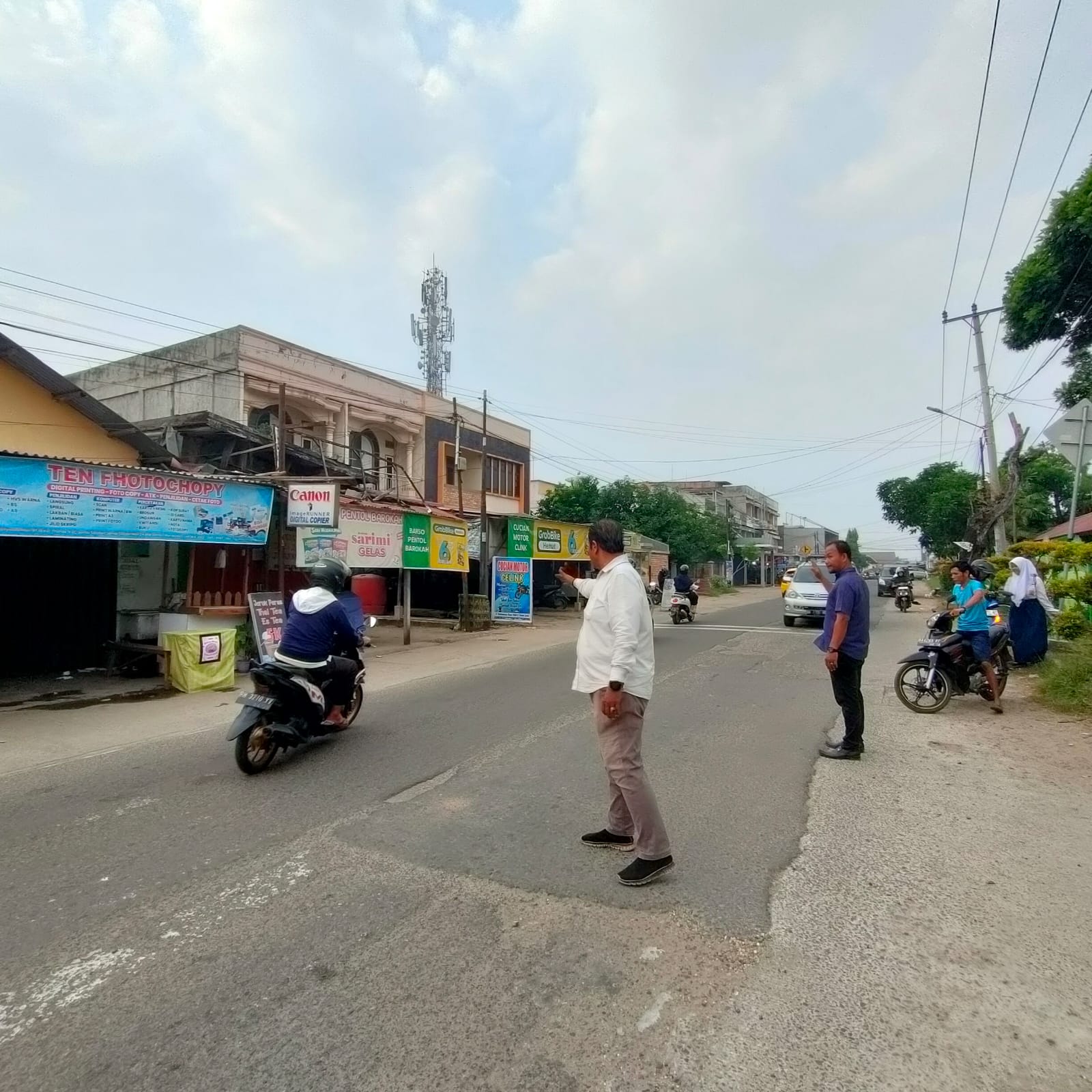 Satpam MAN 2 Kota Jambi Siaga Mengatasi Kemacetan di Kawasan Sekolah