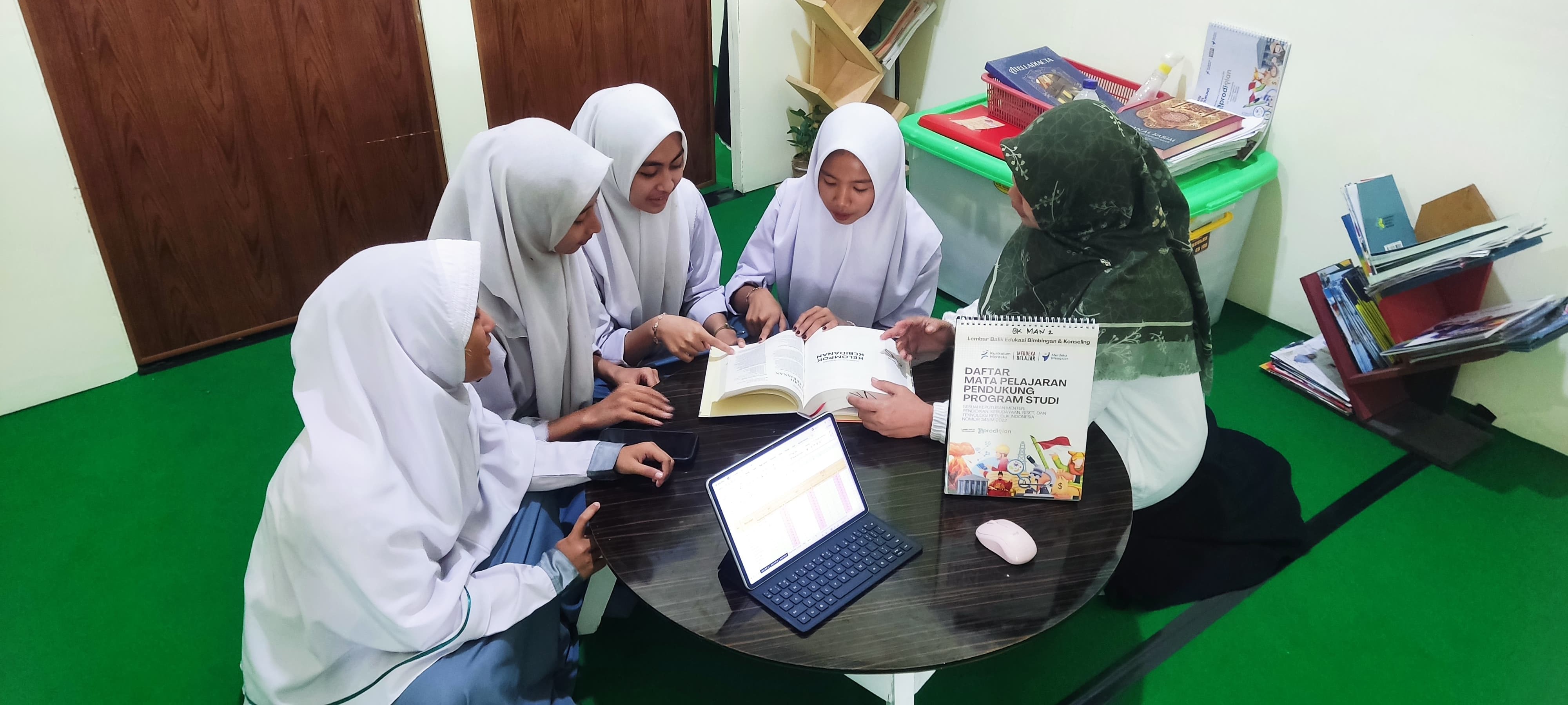 BK MAN 2 Kota Jambi Dampingi siswa dalam memilih studi lanjut!