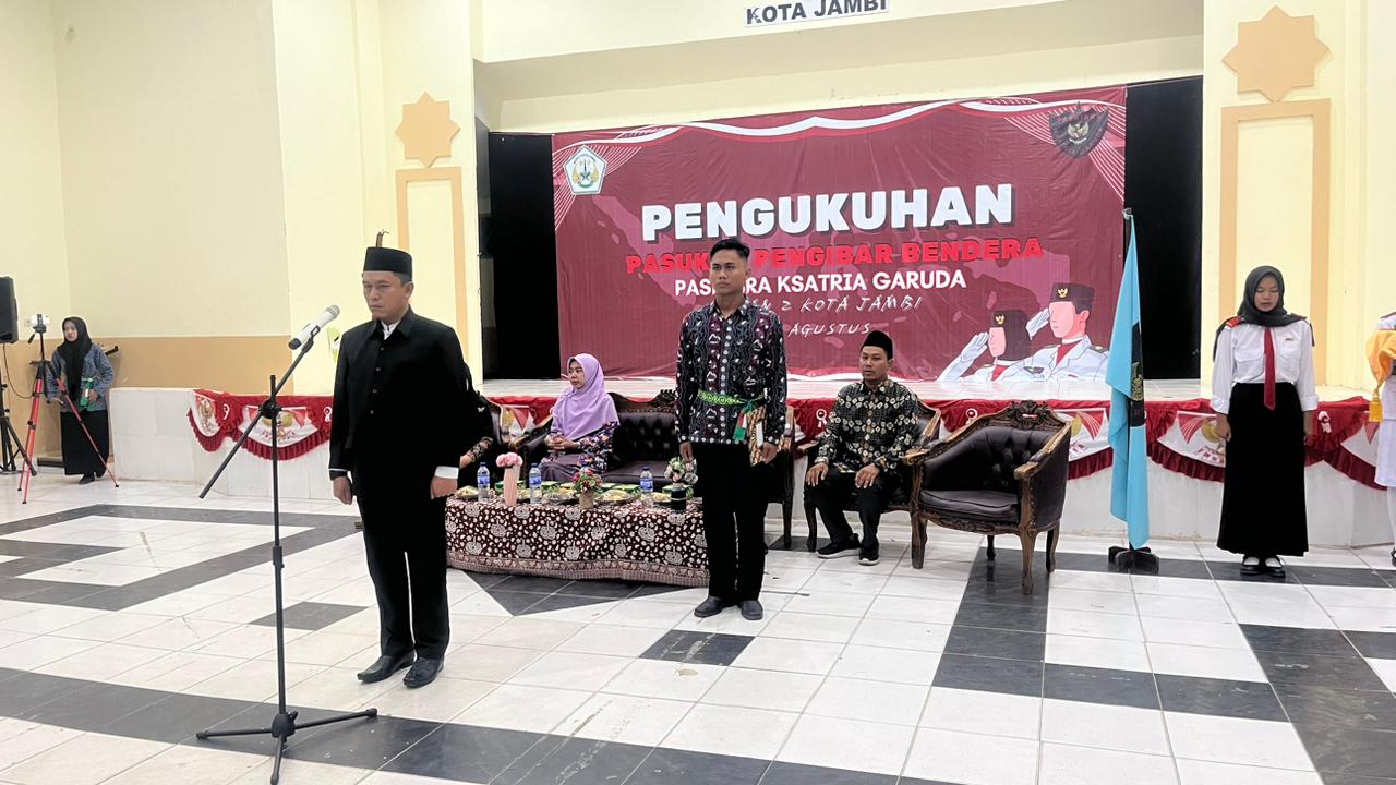 Pengukuhan Anggota PASKIBRA MAN 2 Kota Jambi: Semangat Patriotisme Menyala di Malam 16 Agustus