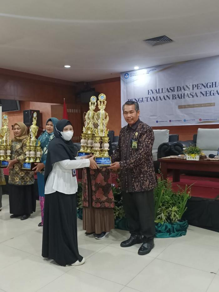 MAN 2 Kota Jambi mendapat Penghargaan dari Kantor Bahasa Provinsi Jambi