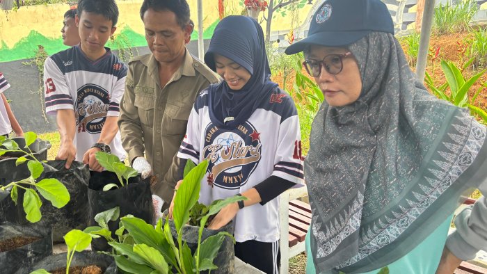 Hands On Farming! XI F1 MAN 2 Kota Jambi Buktiin Bertani Juga Keren!