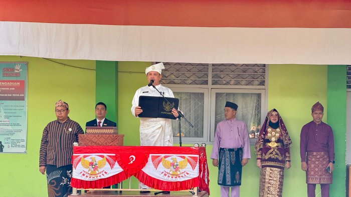 Peringati HUT ke-81 RI di MAN 2 Kota Jambi, Kakanwil Kemenag Sampaikan Pesan Menag soal Kerukunan hingga Tantangan AI Peringati HUT ke-81 RI di MAN 2 Kota Jambi, Kakanwil Kemenag Sampaikan Pesan Menag soal Kerukunan hingga Tantangan AI