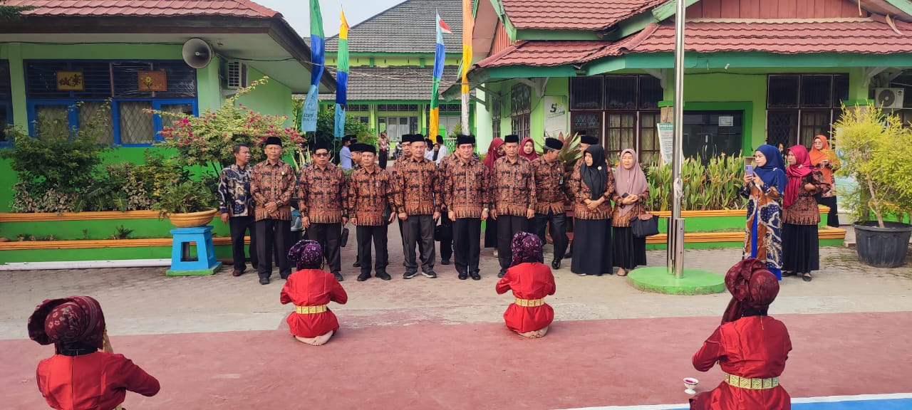 Kepala Kantor Kemenag Kota Jambi Melepas Kontingen KSM Kota Jambi Menuju Tingkat Provinsi