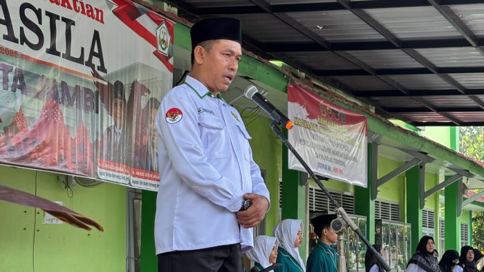 Kepala MAN 2 Kota Jambi Sampaikan Pesan Mendalam saat Jadi Pembina Upacara: Tiru dalam Kebaikan, Bukan dalam Keburukan