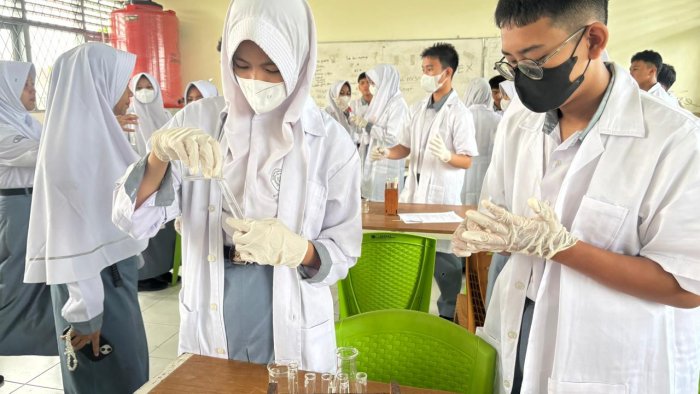 Warna-Warni Lakmus: Siswa MAN 2 Kota Jambi Eksperimen Asam Basa