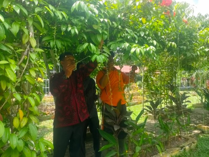 Kepala MAN 2 Kota Jambi Pantau Penataan Ruang Madrasah Demi Wujudkan Kemenag ASRI