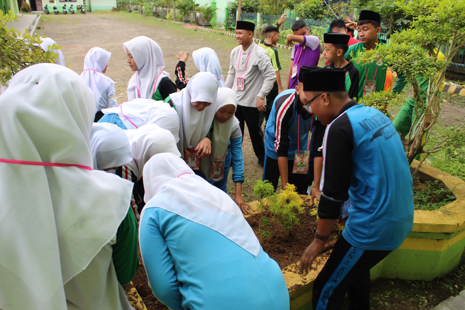 Penanaman Pohon oleh Siswa Baru Bukti Dukung Program BERSERI
