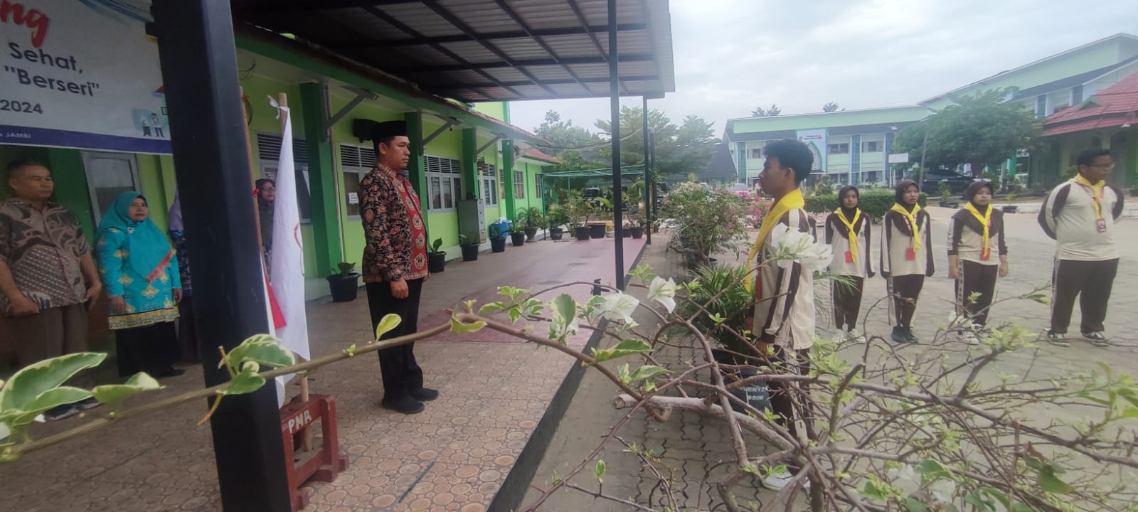 Kepala MAN 2 Kota Jambi Lepas PMR Wira 006 untuk Ikuti JUMARA 2024