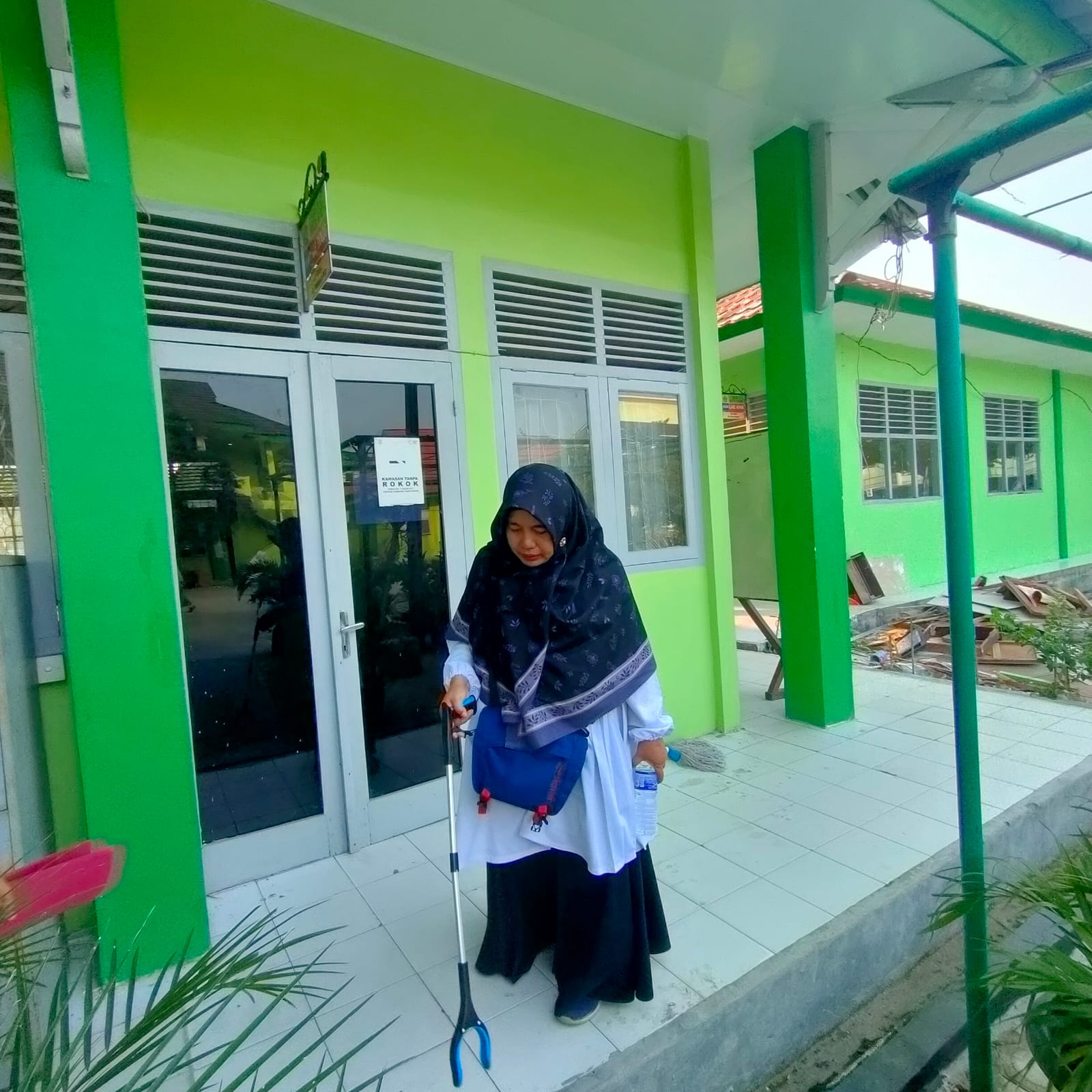 Koordinator Kebersihan Pantau Kebersihan MAN 2 Kota Jambi Demi Lingkungan yang Bersih dan Sehat