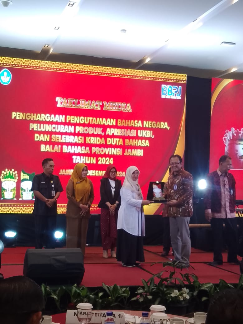 MAN 2 Kota Jambi Raih Predikat Terbaik Kedua dalam Pengutamaan Bahasa di Ruang Publik