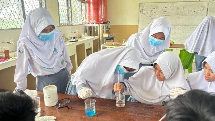 Seru Banget Mengamati Reaksi Eksoterm dan Endoterm di Laboratorium Kimia bareng Amanda Cs.