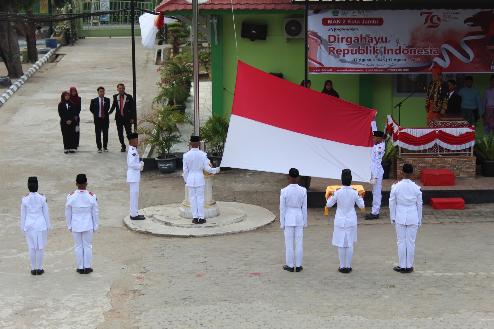 Upacara HUT RI ke-79 di MAN 2 Kota Jambi: Meriah dengan Nuansa Adat dan Penampilan Seni