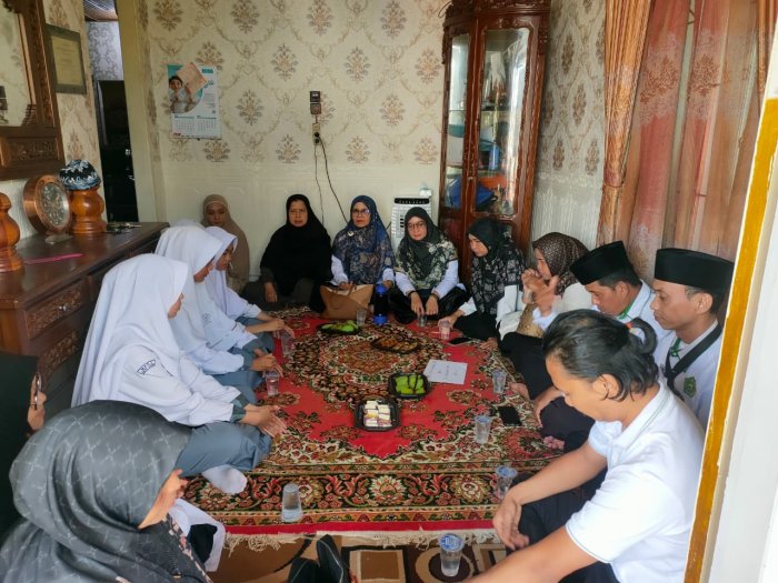 Takziyah ke Rumah Guru, MAN 2 Kota Jambi Perkuat Nilai Empati dan Kekeluargaan Takziyah ke Rumah Guru, MAN 2 Kota Jambi Perkuat Nilai Empati dan Kekeluargaan
