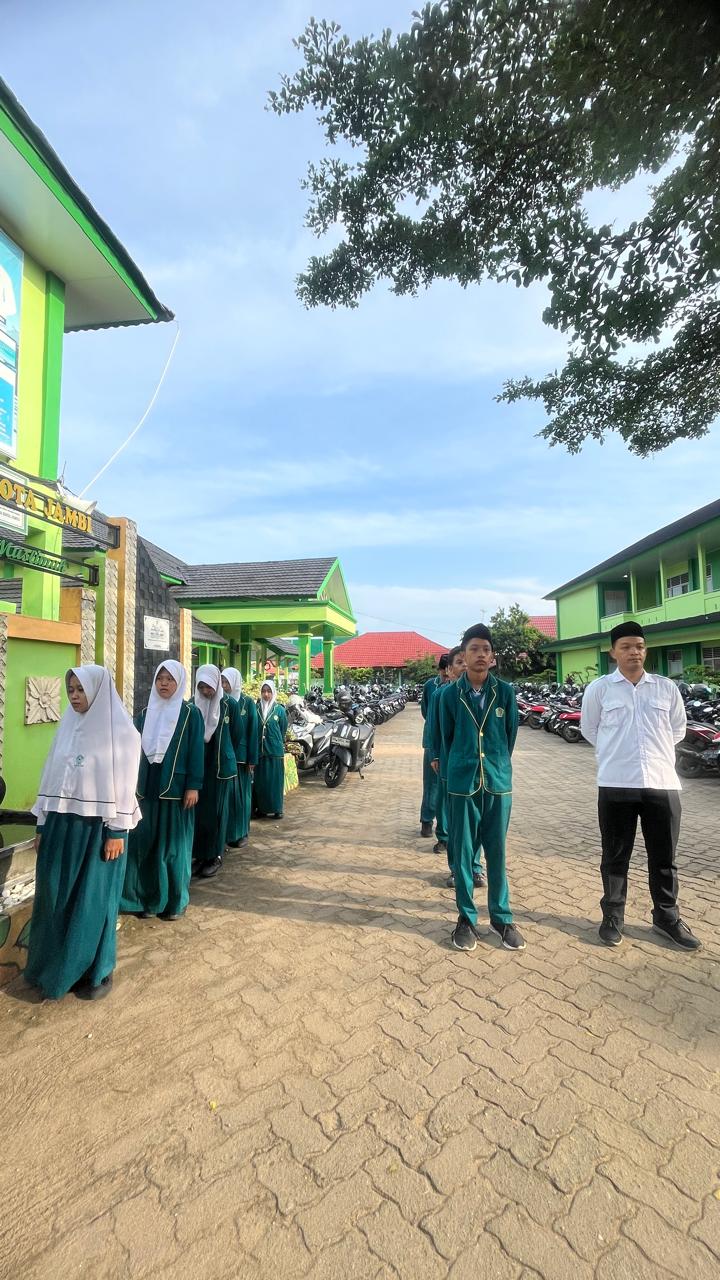 Siswa Terlambat? Tetap Ikut Upacara, Tapi di Barisan Khusus!