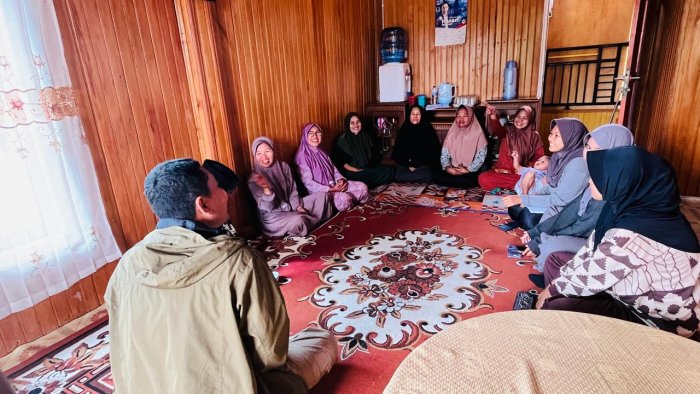 Tim KTI MAN 2 Kota Jambi Lakukan Penelitian Bersama Petani Perempuan di Desa Muara Madras