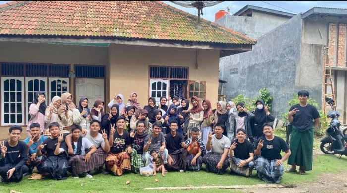 Siswa XII MIA 2 MAN 2 Kota Jambi Kunjungi Rumah Guru Usai TKA