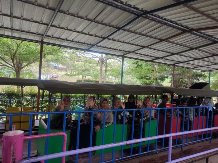 Guru MAN 2 Kota Jambi Rayakan Hari Guru dengan Rekreasi Meriah di Kampung Raja