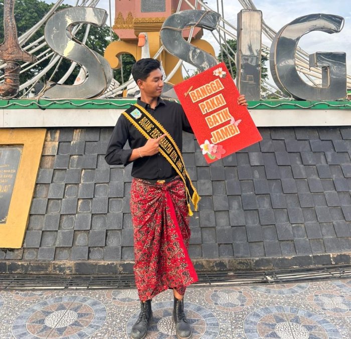 Muhammad Alif Abdul Jalal Ikut Meriahkan Flashmob Hari Batik Nasional di Tugu Keris Kota Baru