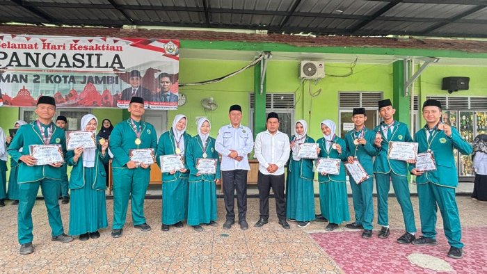 Prestasi Boleh Di-Rayain, Tapi Jangan Cepat Puas! Pesan Inspiratif di Upacara MAN 2 Kota Jambi