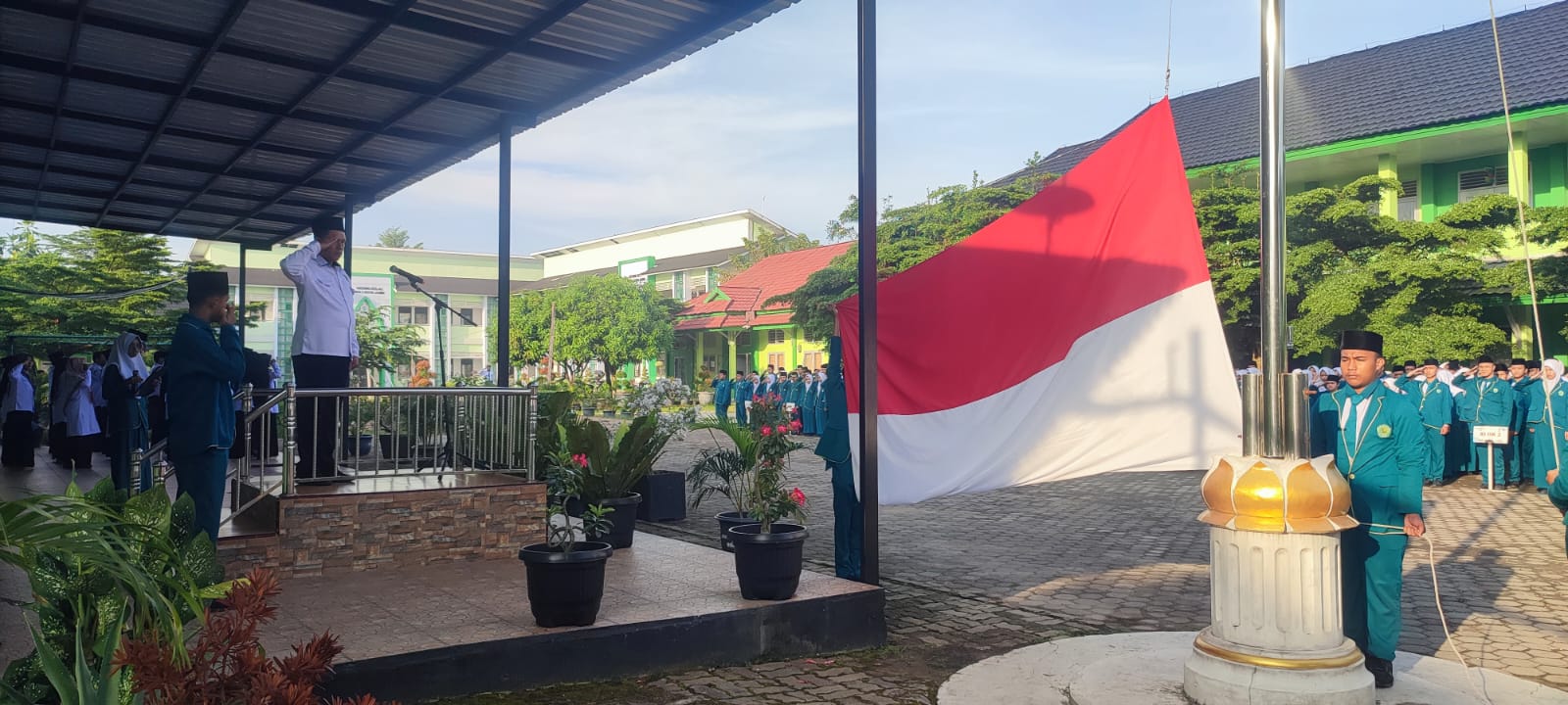 Kepala MAN 2 Kota Jambi Ingatkan Motto Berseri dan Semangat Ibadah dalam Upacara Senin, Beri Apresiasi Juara Ekonomi Syariah