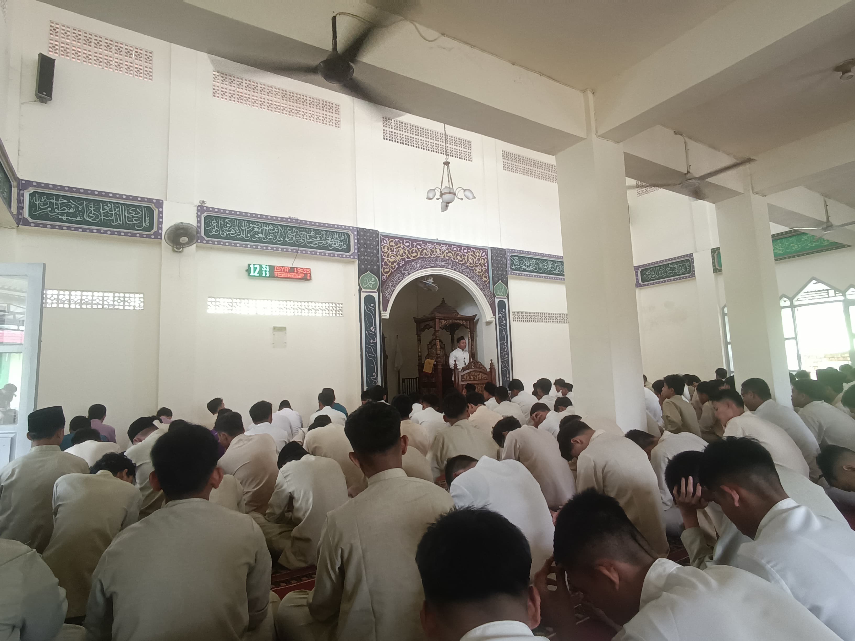 Sholat Jumat di Masjid MAN 2 Kota Jambi: Pembiasaan Dini Pengabdian Ilmu