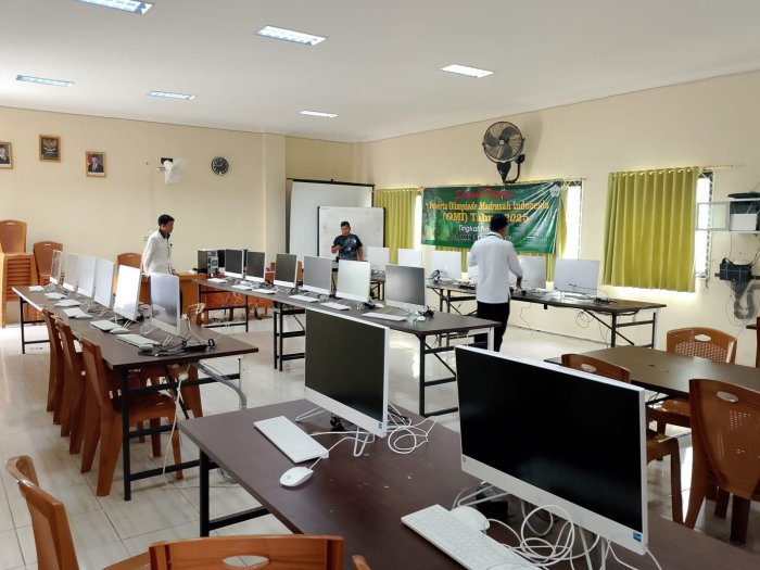 Proktor dan Teknisi MAN 2 Kota Jambi Siapkan Simulasi TKA 2025 dengan Cermat